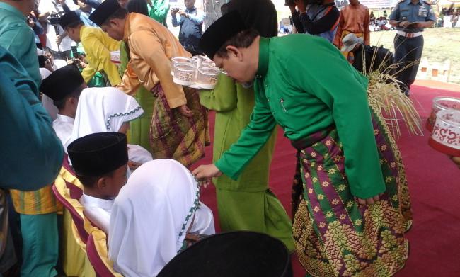 Dihadiri Plt Gubernur Riau, Ritual Mandi Safar Di Pantai Tanjung Lapin Meriah
